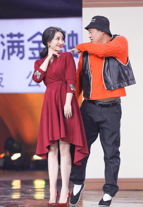 柳岩春晚转性变低调,三套服装都好看,可咸可甜可御姐