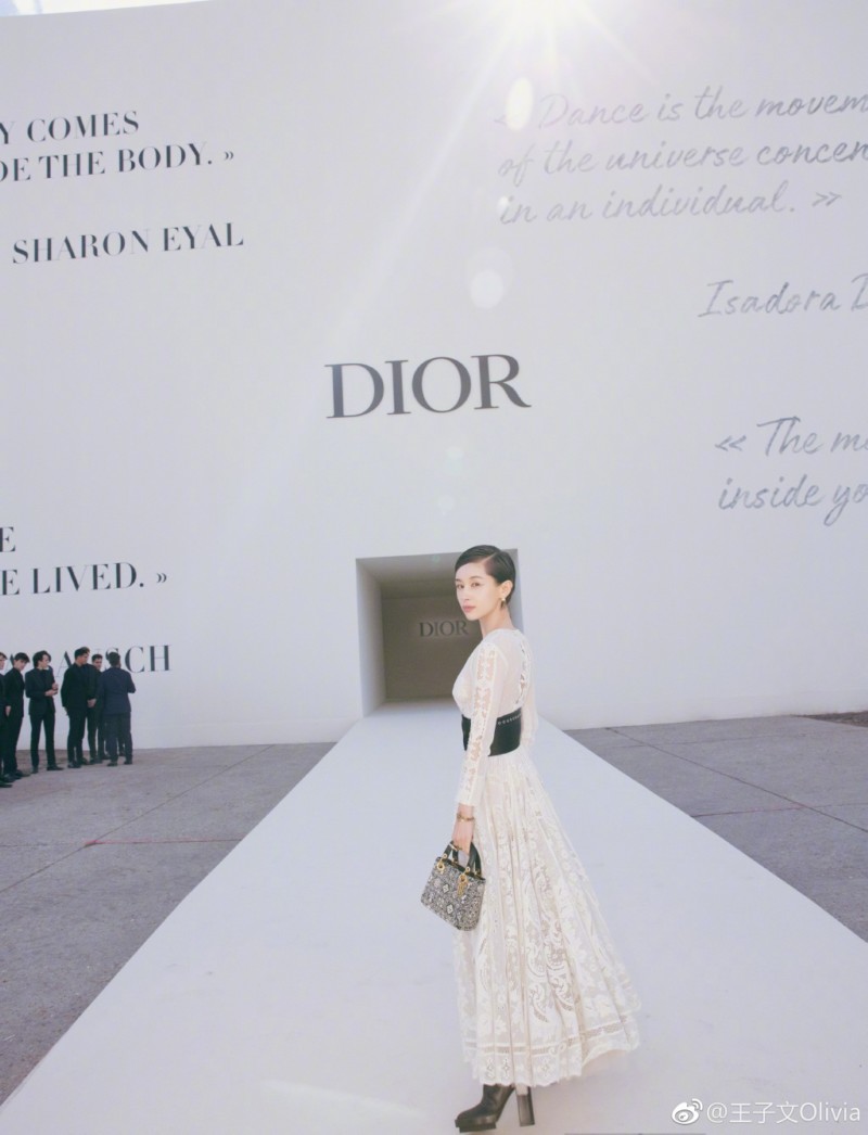 王子文一袭白色长裙亮相dior大秀 一举一动尽展潇洒自如