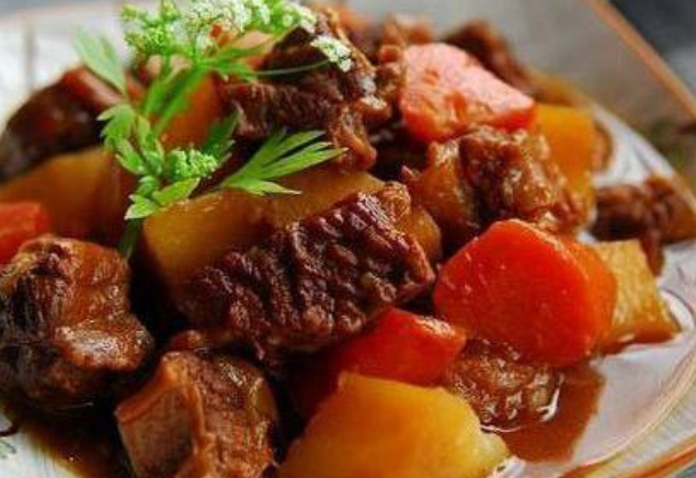 可口美味的胡萝卜炖牛腩,滋补养颜,是老少皆宜的一道菜