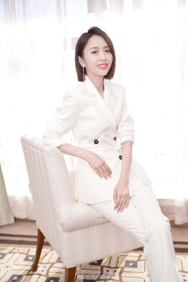 狮子座名人:佟丽娅&王菲|佟丽娅又瘦又美, 穿白色西装套装, 明明只有