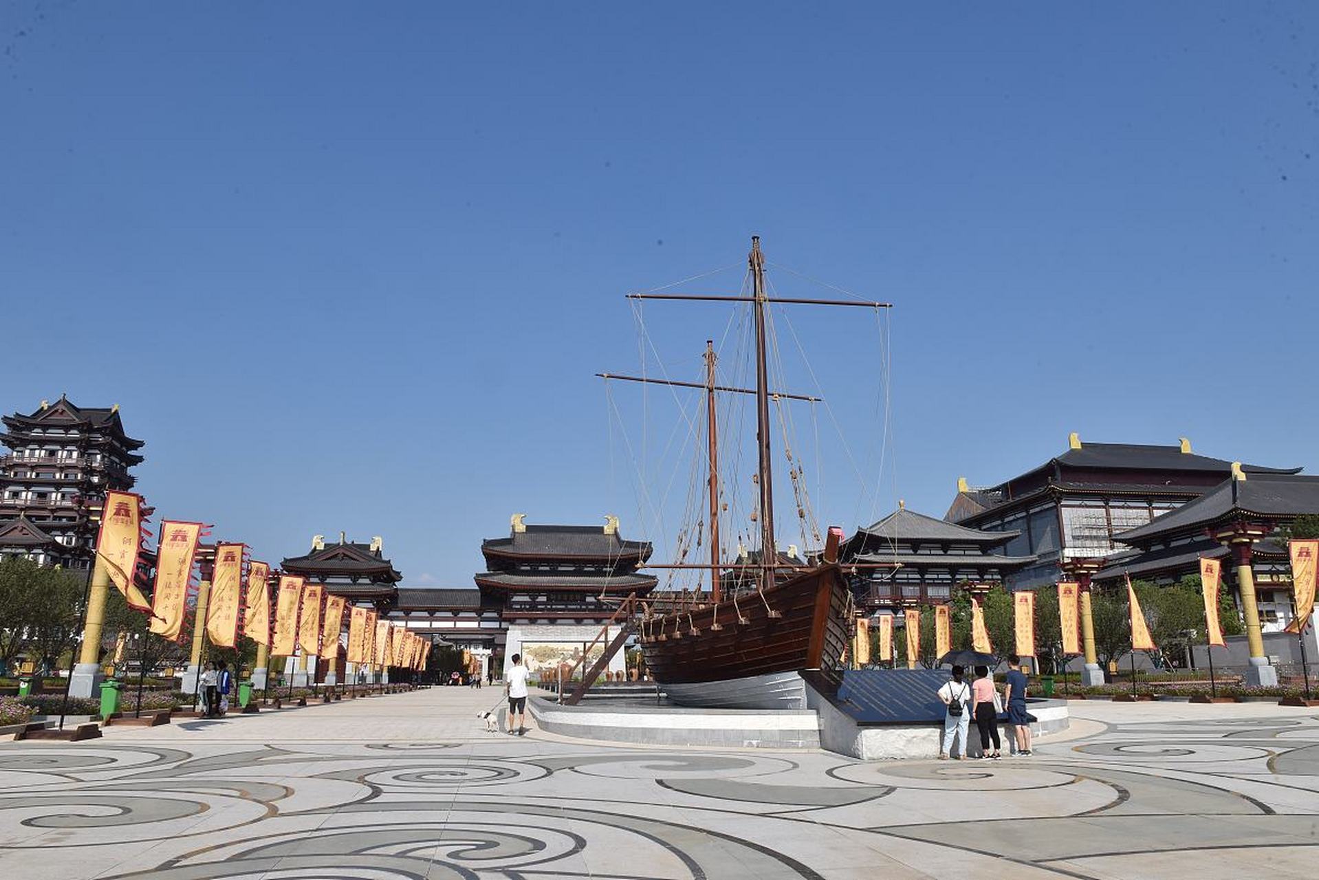 位于长沙市望城区铜官街道的铜官窑古镇国风乐园,如同一颗文化明珠