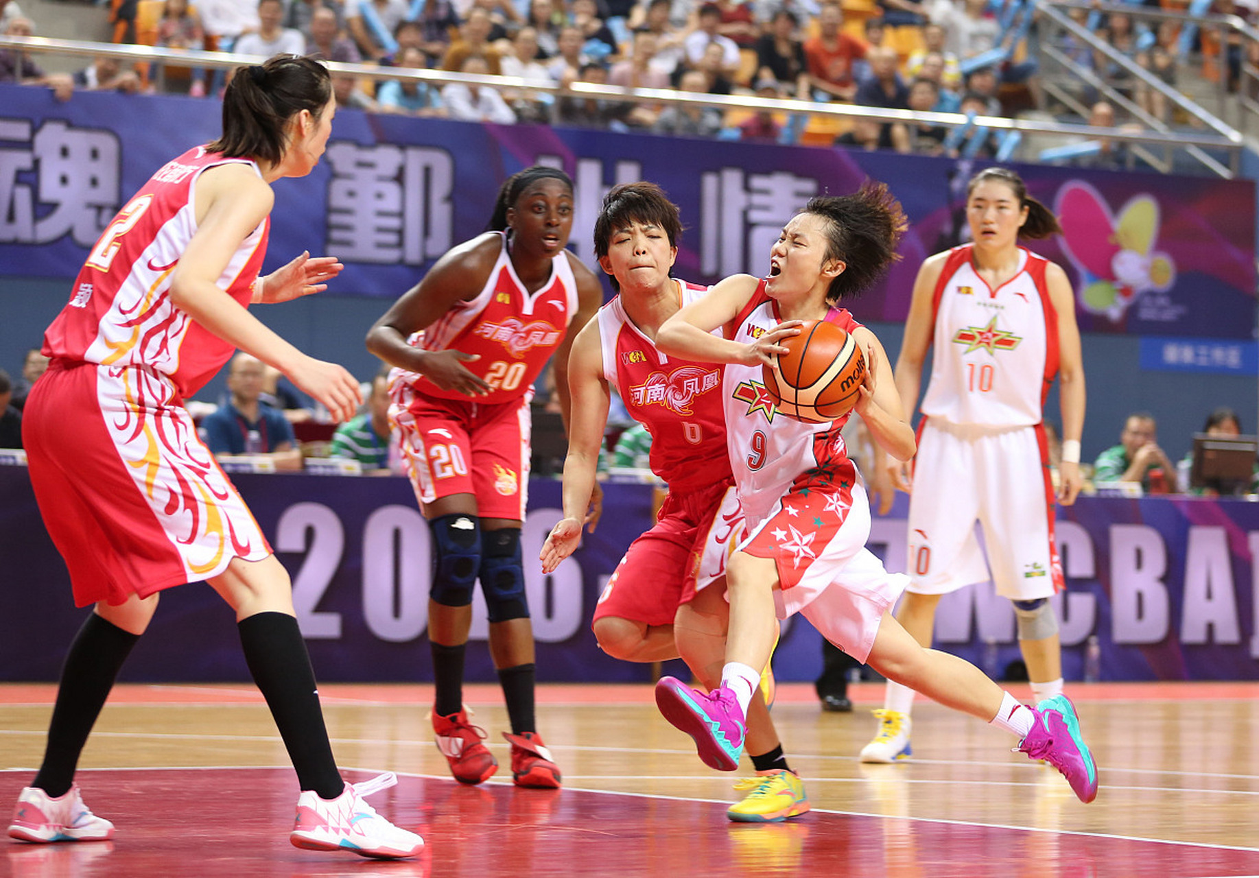 在广东东莞新彤盛女篮队中一路高歌猛进.