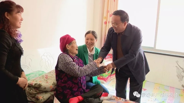 李作璧重阳节看望慰问百岁老人