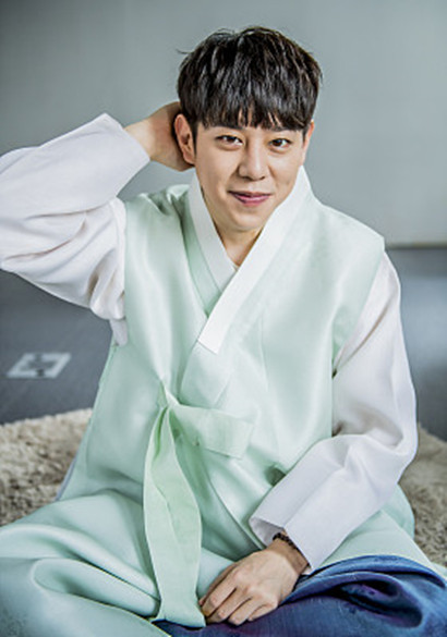 萌爆!禹泰云韩服写真曝光,摸脑袋比v动作可爱呆萌