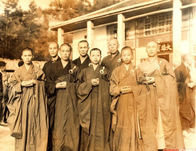 天下武功出少林:少林寺方丈释永信练武的老照片,不明觉厉!