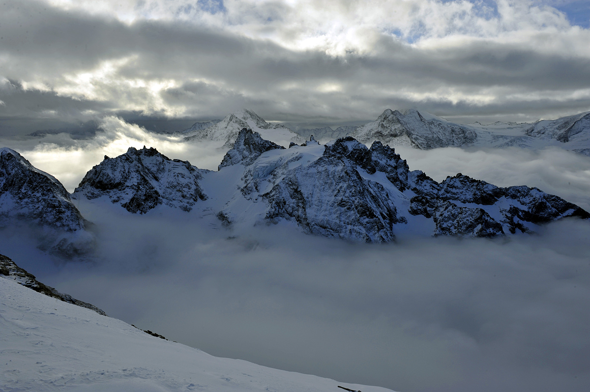 洛子峰巅峰:俯瞰大陆美景,感受自然的宏伟与渺小