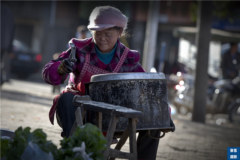 男人外出打工,勤劳的彝族妇女能顶半边天