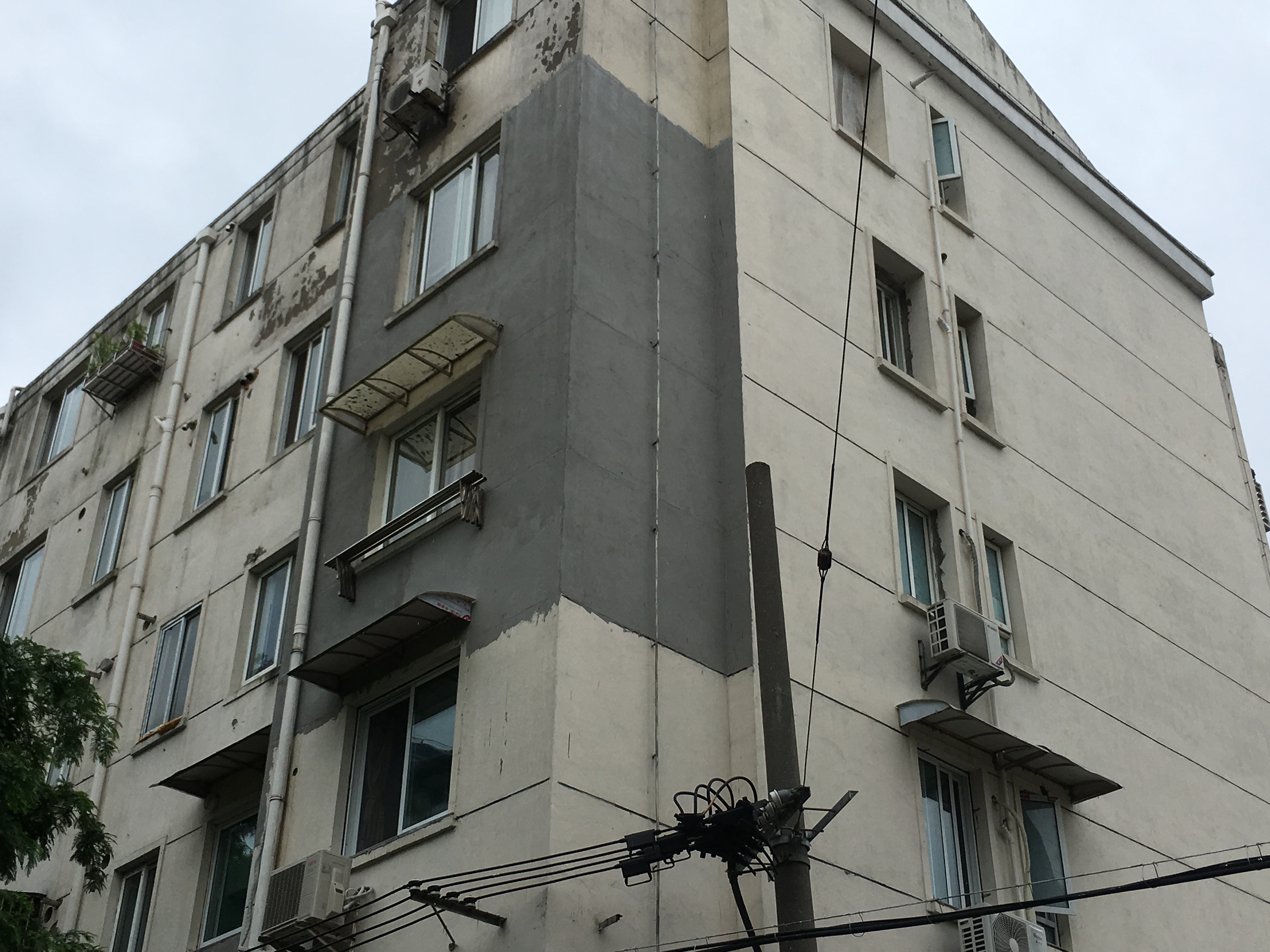 住在小区的朋友,你家的外墙漏水,你知道漏水原因吗?