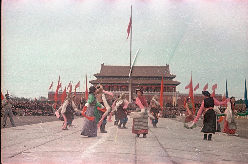 1949年10月1日开国大典最美景致,人海中无数五星红旗飘扬