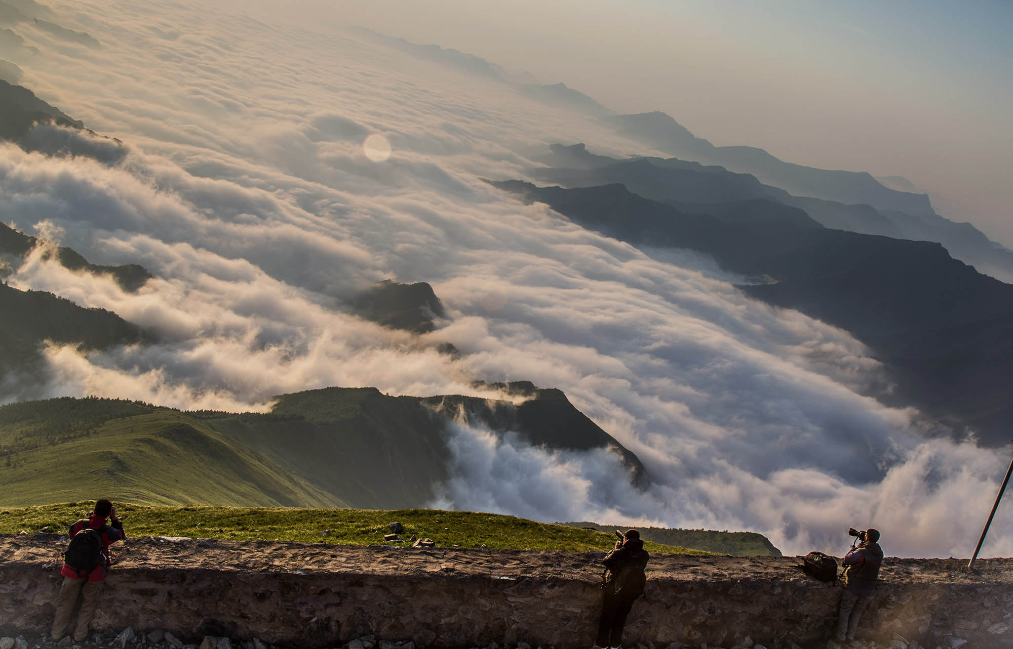 每逢盛夏,海内外游人香客前来游览观光,烧香拜佛,络绎不绝!