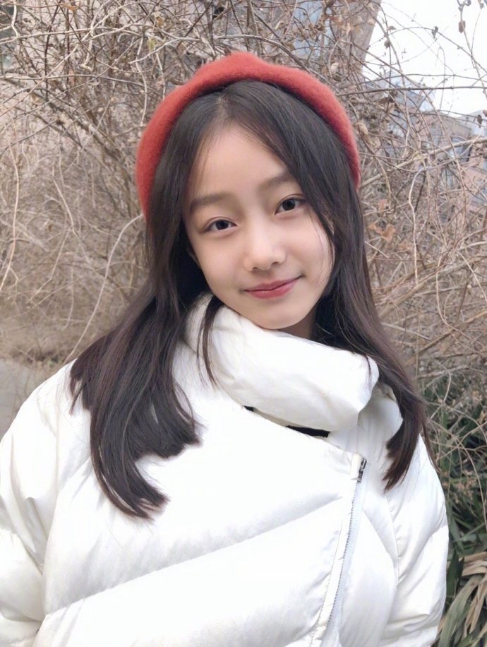 纪姿含小美女长大了啊,冬天的街拍可爱还美腻