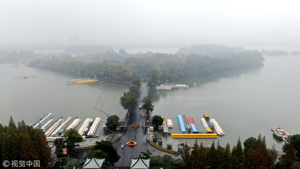 雨雾中南京玄武湖公园别样美丽