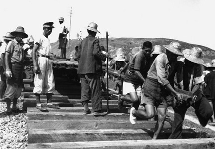 罕见老照片:民国时期的工人,上班还要打卡!