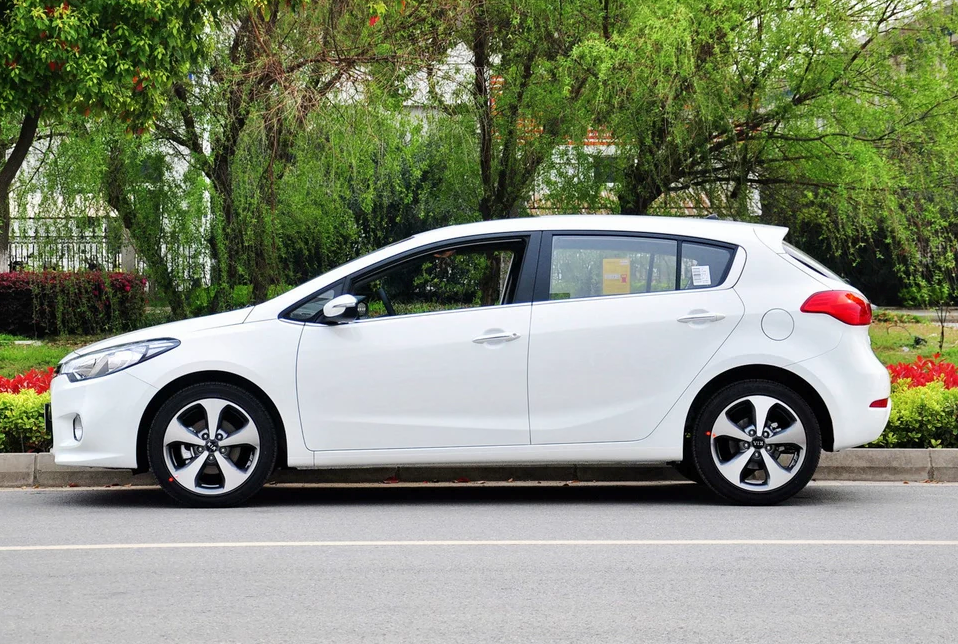 代步十分方便的起亚-起亚k3s,有着惹人注目的外观,线条流畅