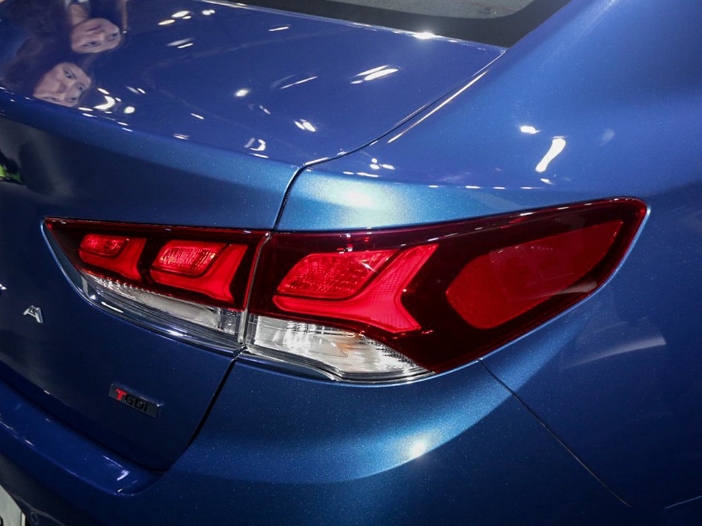 车子的尾灯设计更是抢眼无比,红色灯光以及白色灯光之间的结合相当亮