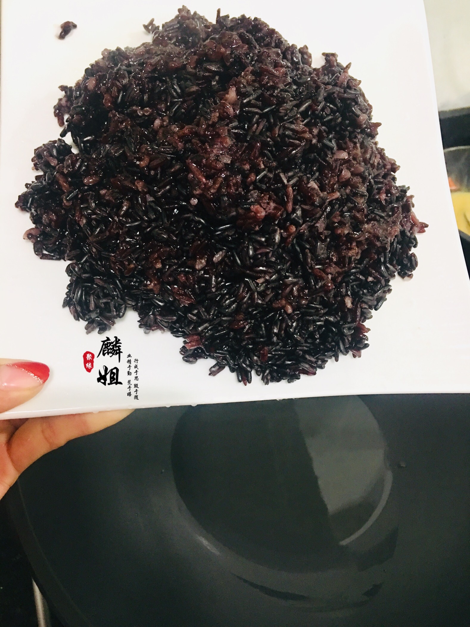 黑米的功效:含蛋白质,碳水化合物,b族维生素,维生素e,钙,磷,钾,镁,铁