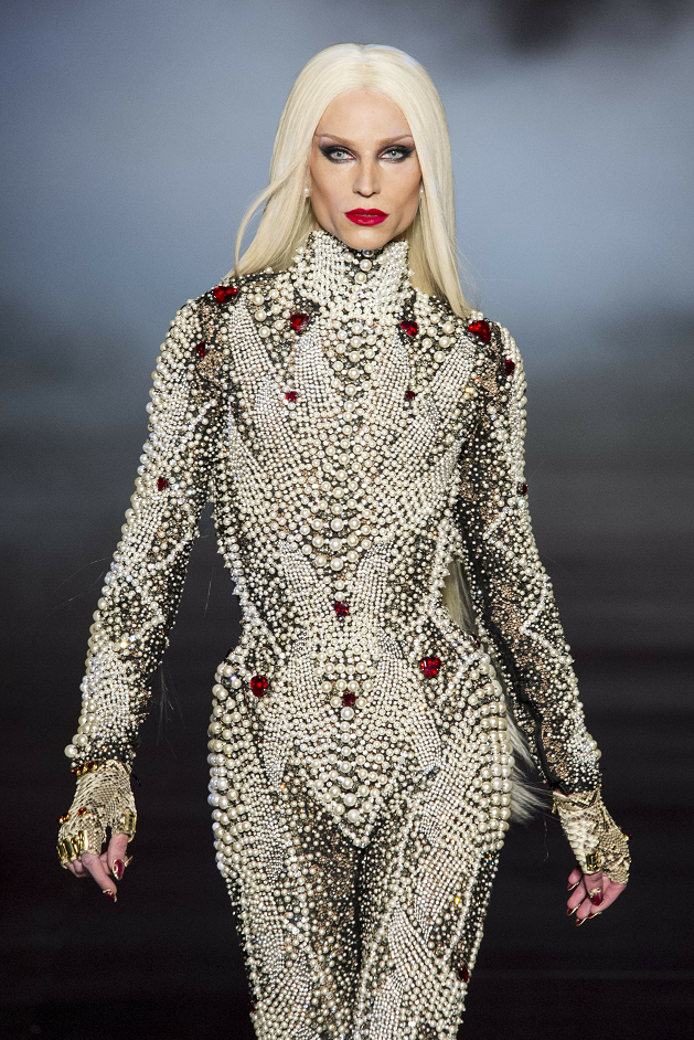 这是一身牛仔的穿搭,越是时尚的衣服,越考验一个人气质和颜值