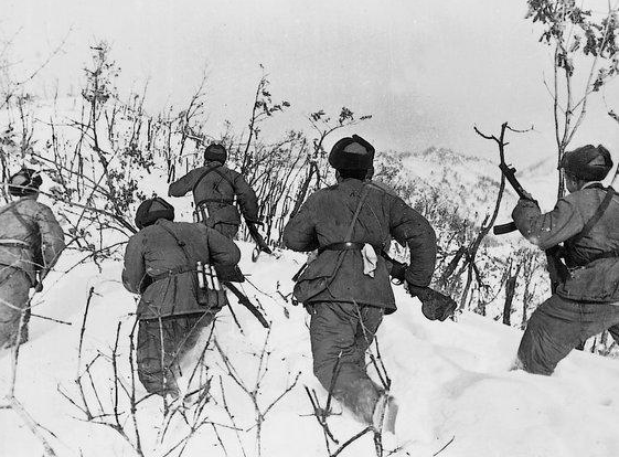 上甘岭战役时,这张图是雪后的战斗场景,志愿军战士冲出阵地杀向进犯的