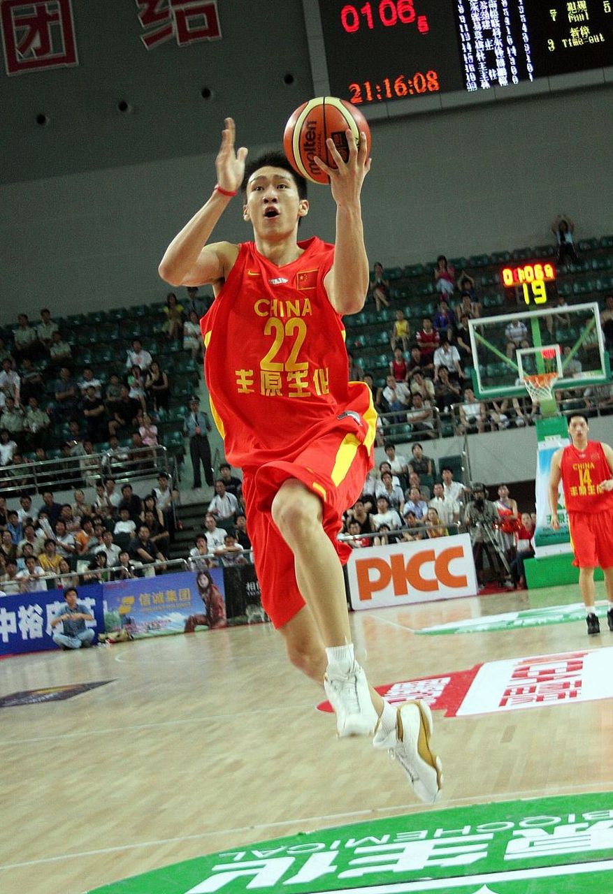 1999年,一位年轻的篮球运动员闯入了职业篮球的大门,他的名字叫杨明.