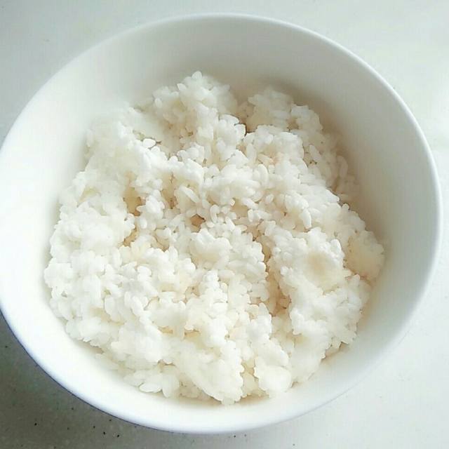 日常中难免有一碗剩饭,蛋炒饭就成了它完美的转身,简单的食材一直是一