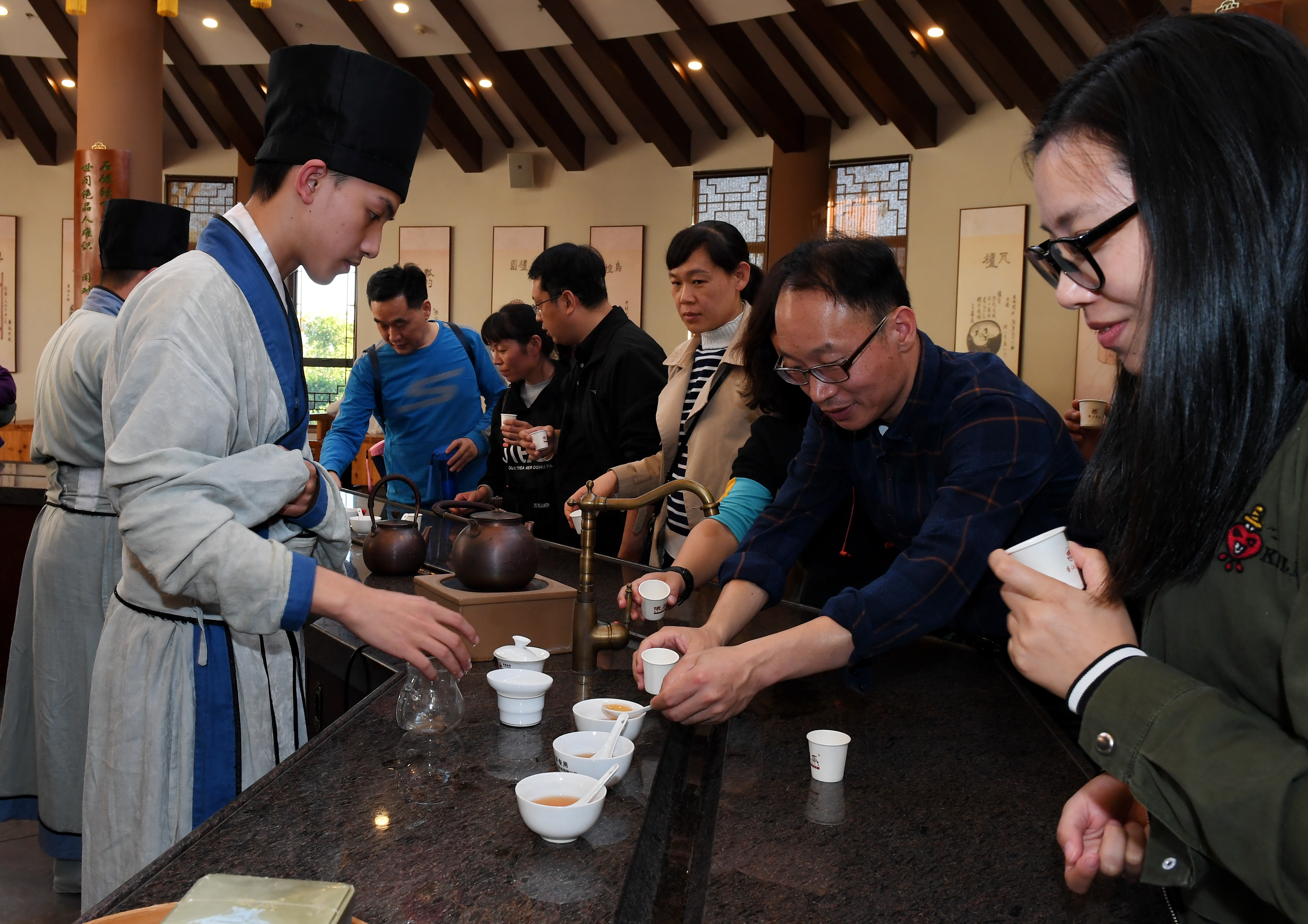大茶壶下展茶艺    10月30日,游客在武夷山香江茗苑茶文化观光园