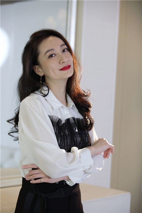 董维嘉知性写真气场全开 衬衫西裤又a又美