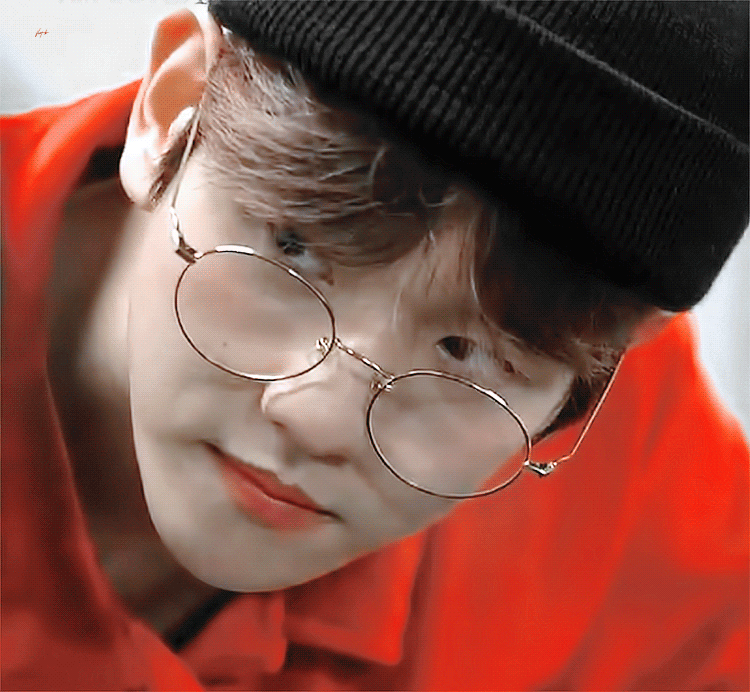 会在你追剧看着别的男人犯花痴的时候,吃醋地看着你