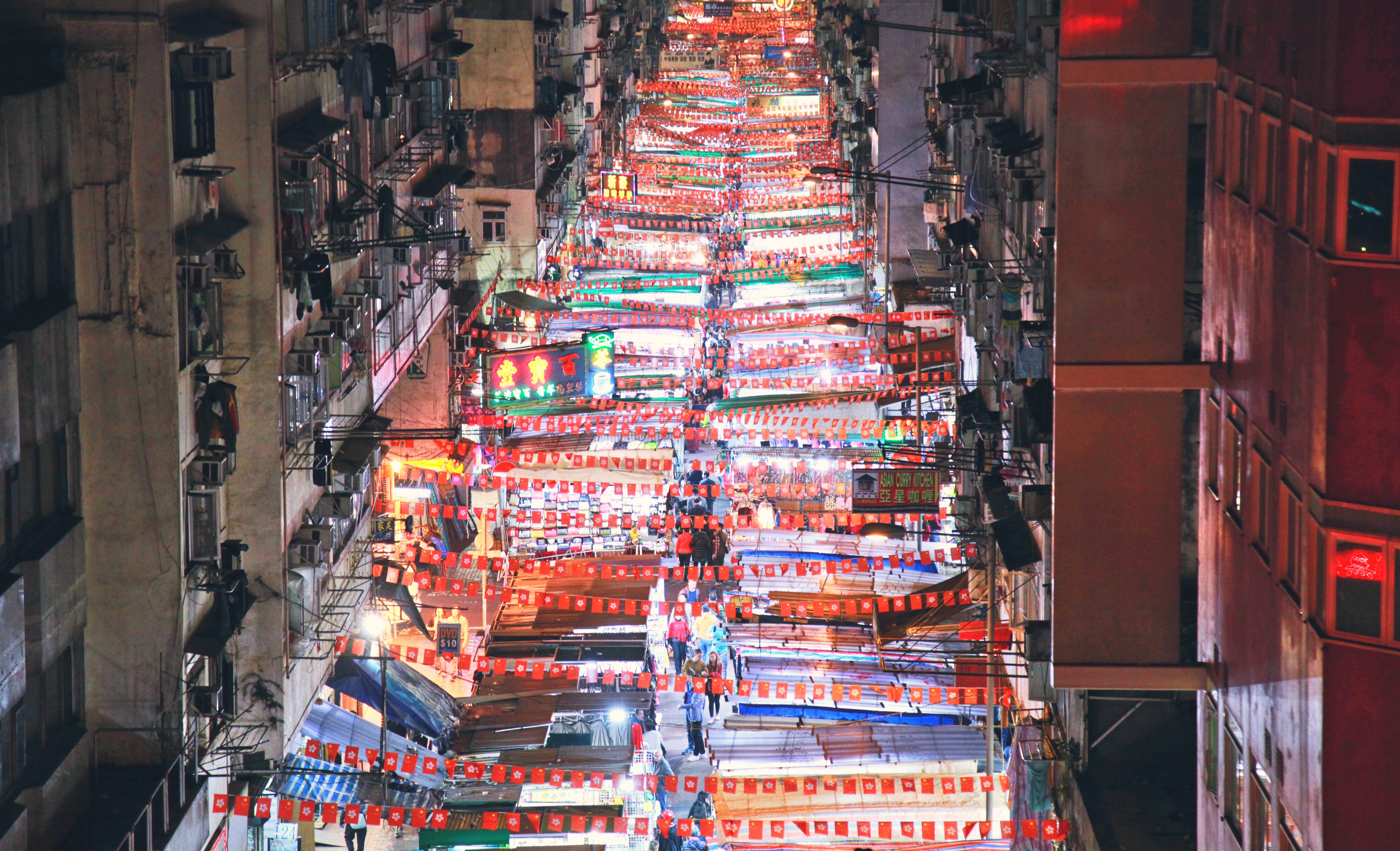 香港最繁华的夜市,是香港电影的著名取景地,也被称作男人街