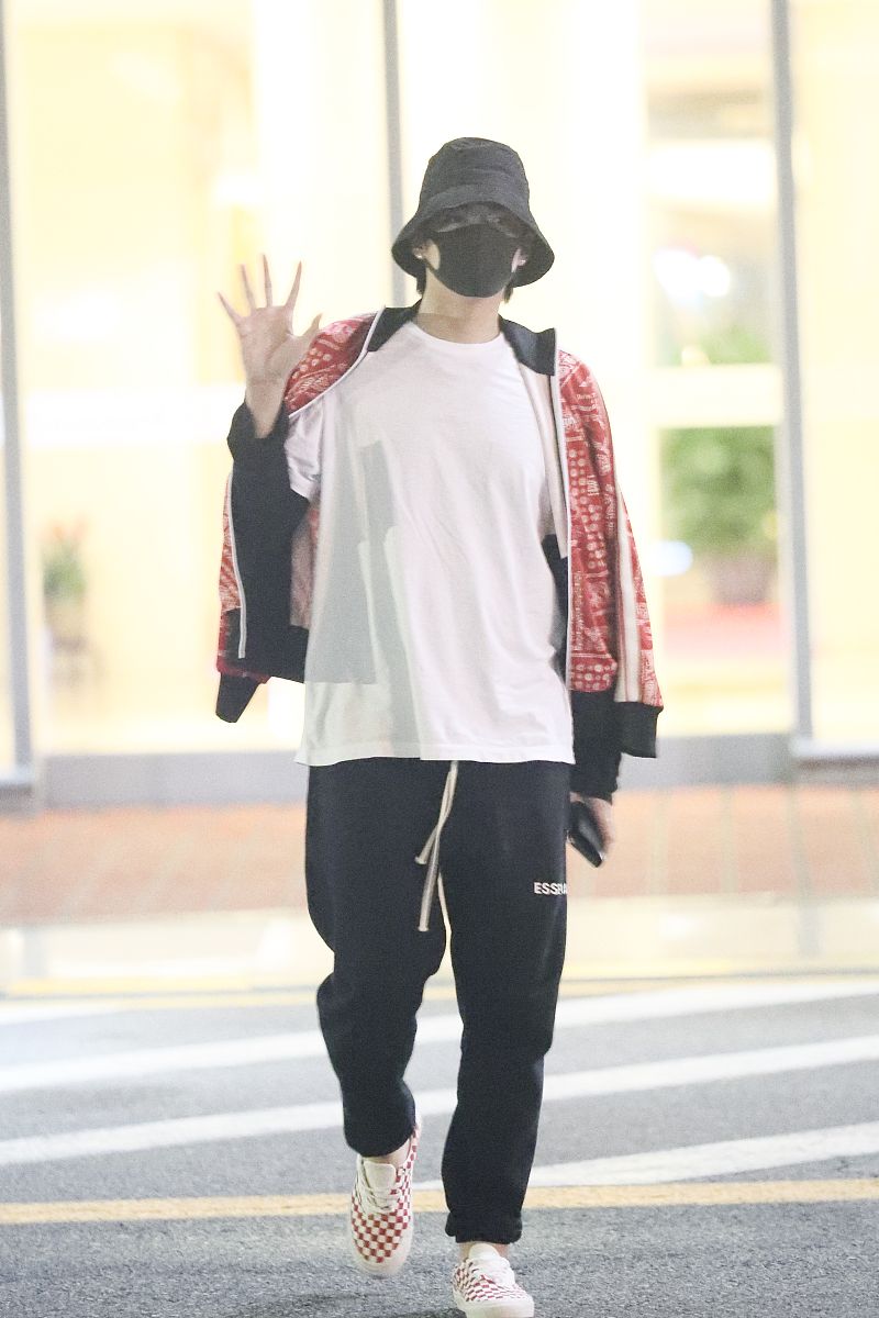 吴亦凡街拍:palm angels腰果花夹克essential运动裤 vans球鞋帅气潮男