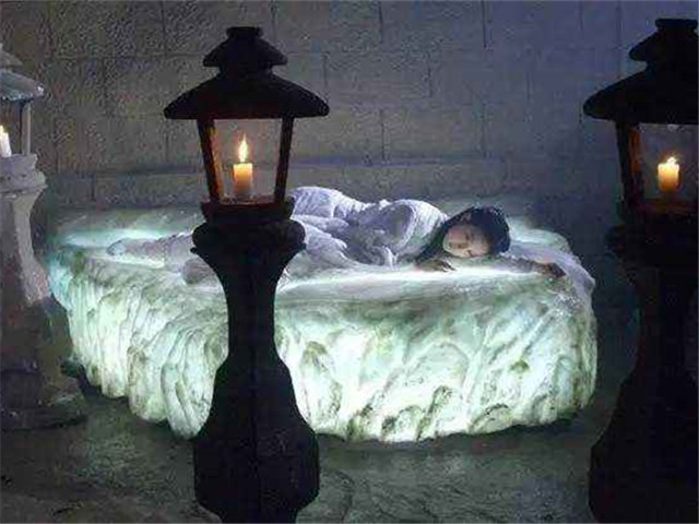 寒玉床真正功效其实并不非练功,原文一段描述暗示了它的真实用途