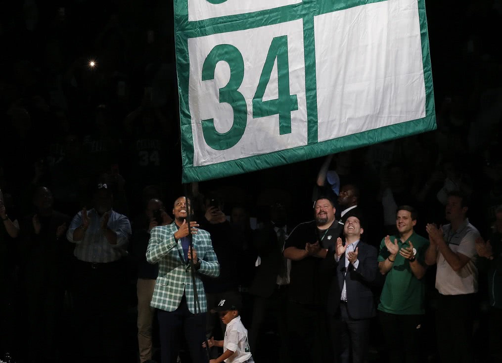 皮尔斯球衣退役,加内特最激动,这一刻,凯尔特人34号成传奇!