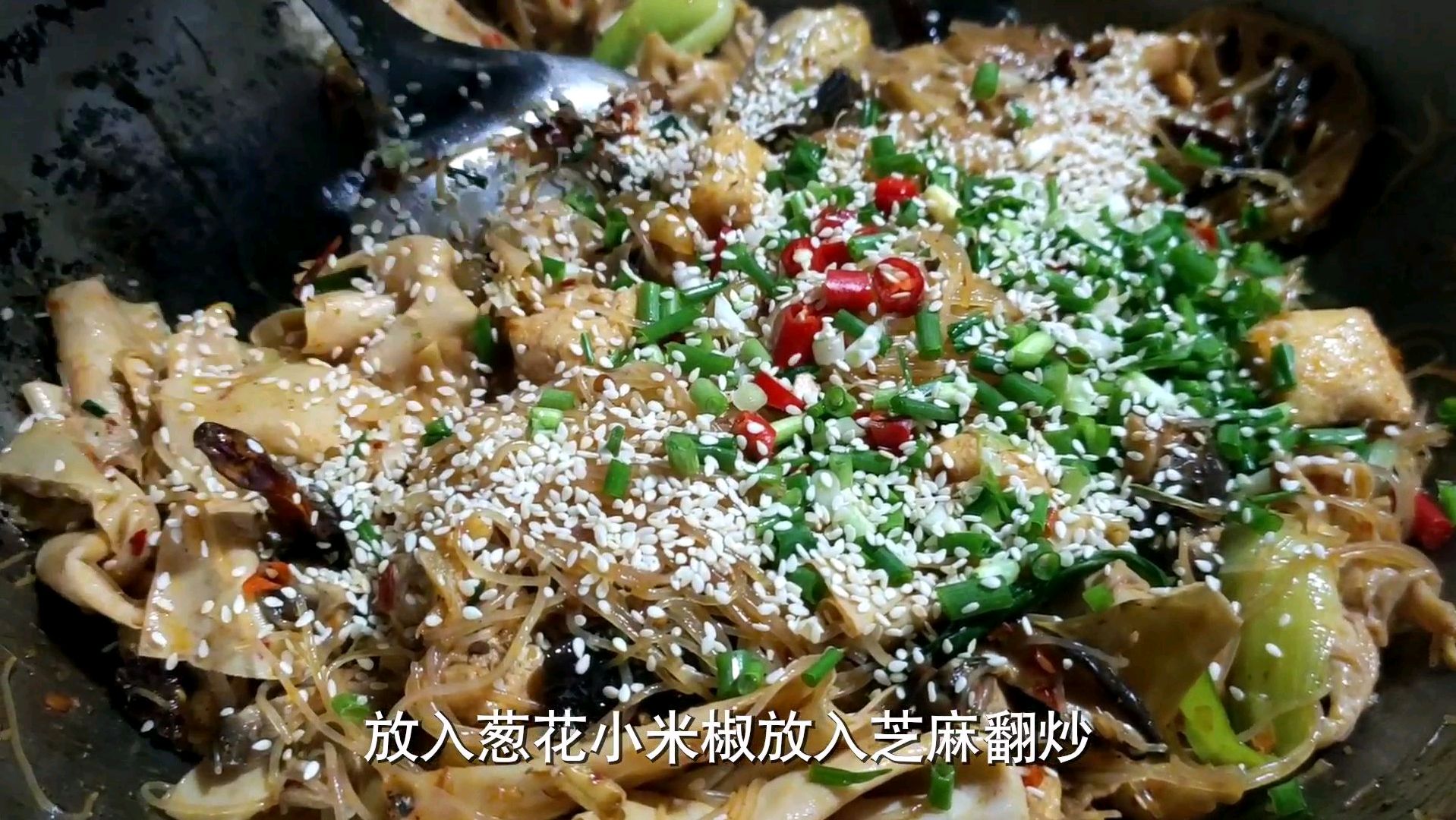 小马自制麻辣香锅,简单易学,简单的食材烹饪出美味!