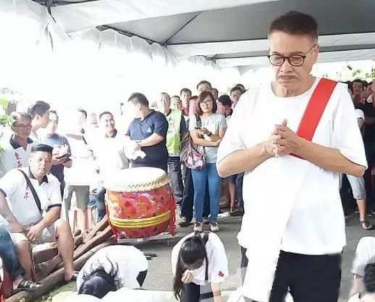 吴孟达送岳父最后一程,400米路要儿子扶才走得完,身体状况堪忧