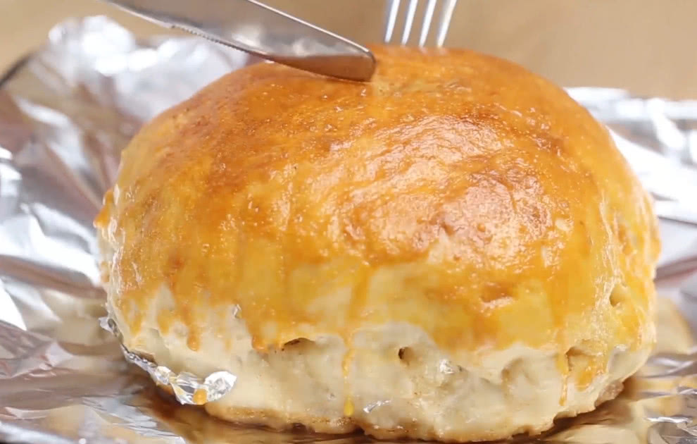 又一个饱受吐槽的网红美食“面包鸡”,网友:这不就一叫花鸡吗 又一个饱受吐槽的网红美食“面包鸡”,网友:这不就一叫花鸡吗