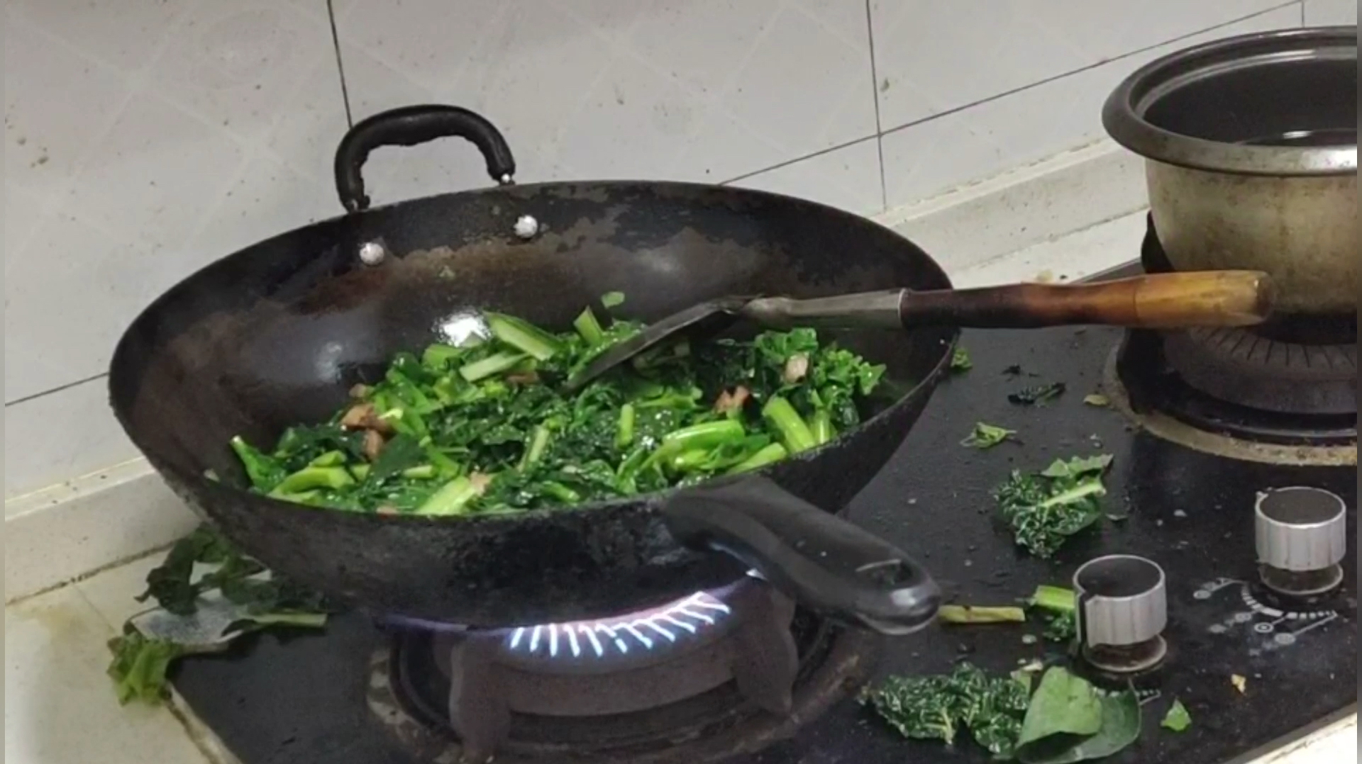 一把老泡泡青3两腊肉炒出来的泡泡青,我的儿子吃的都带劲儿啊