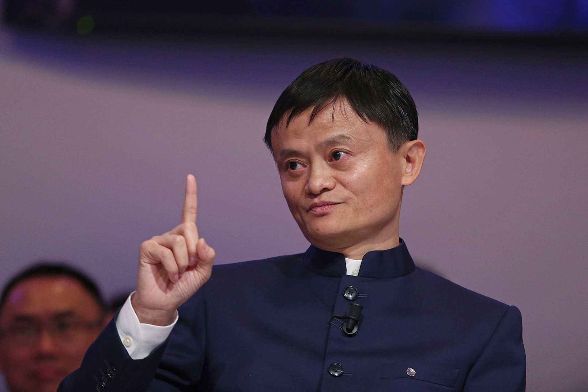 拼多多市值1855亿美金,阿里巴巴市值1943亿,两者相差只有80亿,几乎