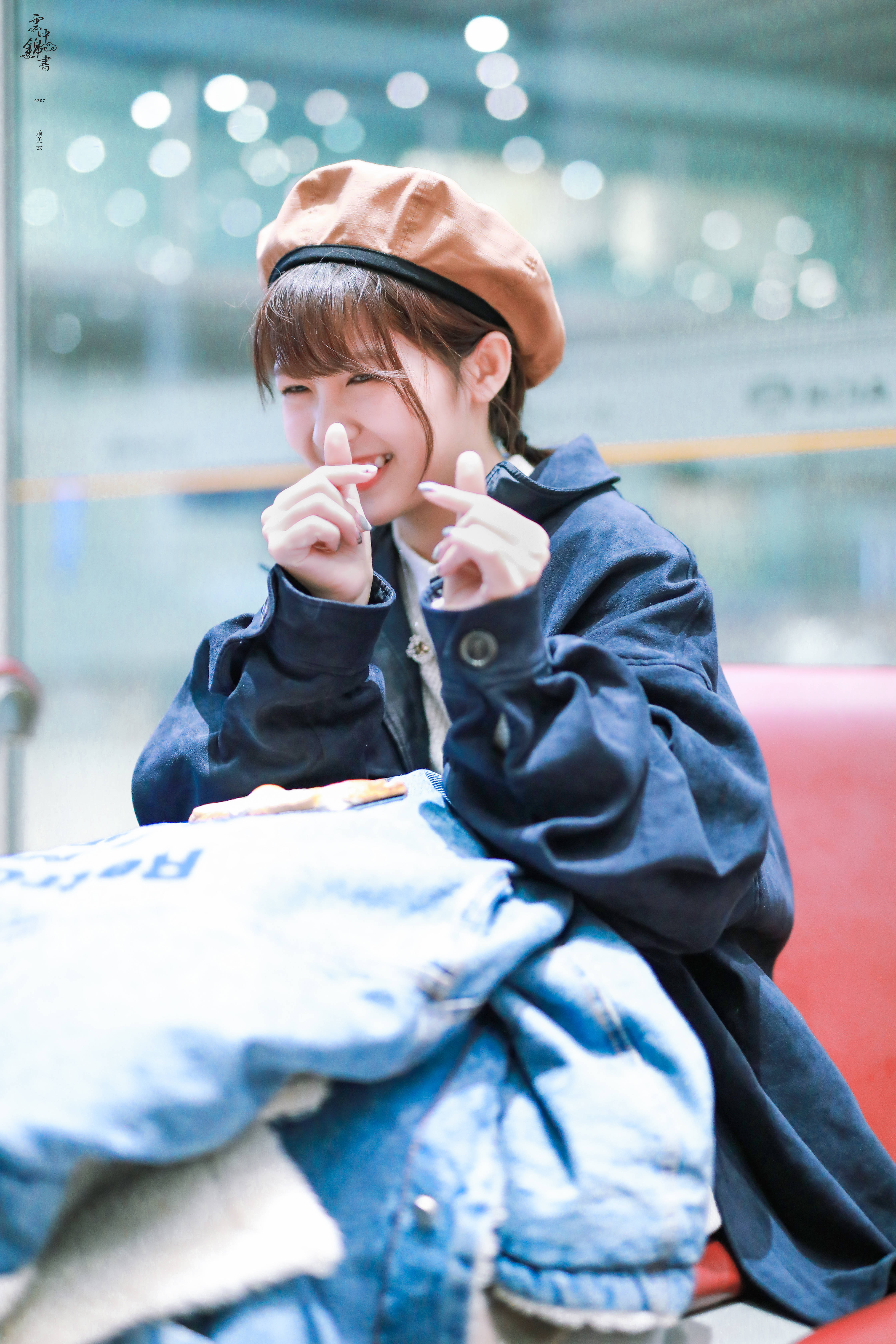 赖美云戴贝雷帽穿黑色外套现身机场,皮肤白皙,笑容灿烂,用手比心.