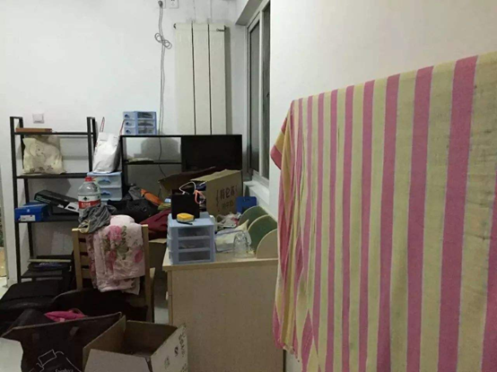 7平米地下室租金1千2,大学生入驻后,碰到做主播的邻居热闹了