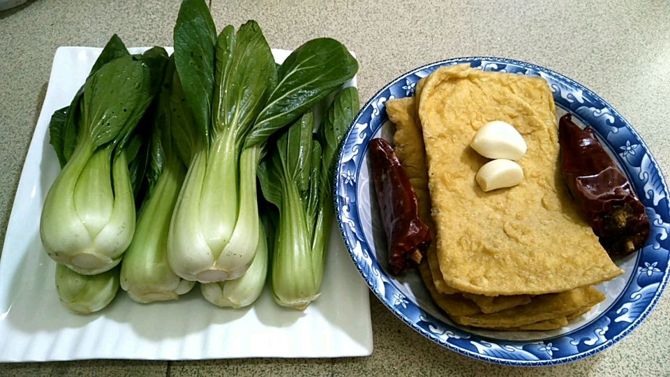 今天做一道素食:“豆腐皮炒上海青”分享给大家,味道很给力哟
