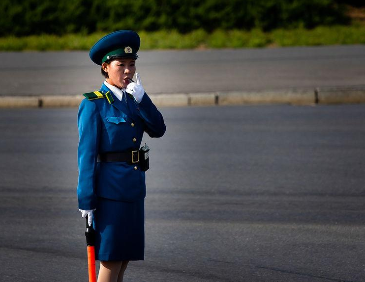 实拍朝鲜:游客镜头下苗条的平壤女交警,你觉得漂亮吗?