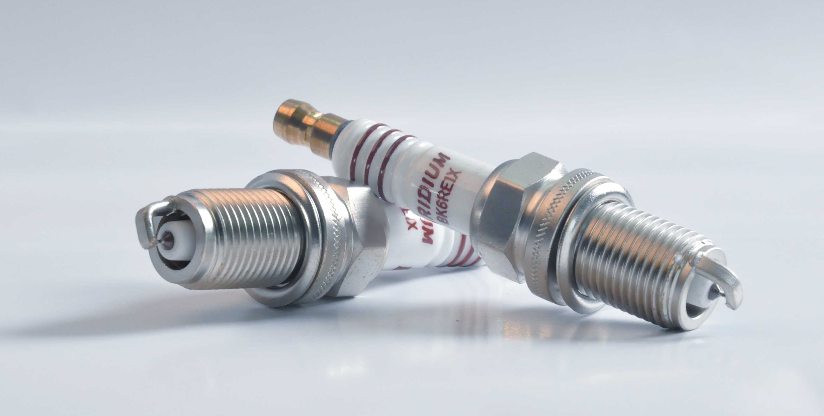 这时就可以拆下气缸盖,抽出活塞,检查活塞环以及气缸壁的技术状况,查