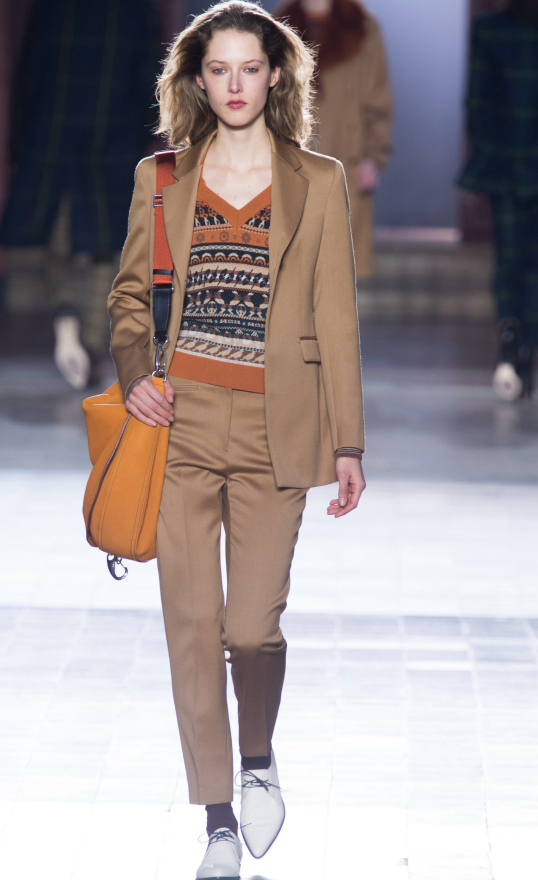 整体造型看起来清爽迷人,真的很时尚,也特别的有气场