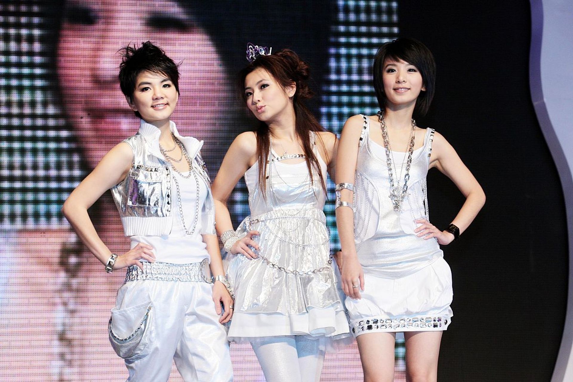 e三位成员selina,ella和hebe终于合体了!