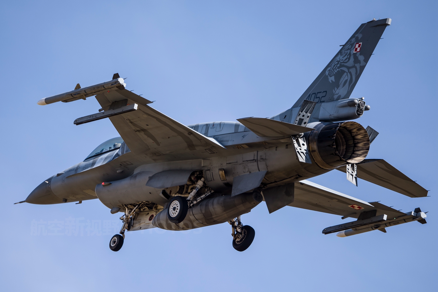 波兰空军f-16战斗机高清多图,美制多用途战机,保形油箱是亮点