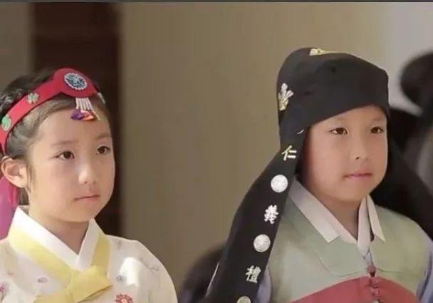 48岁李英爱首晒龙凤胎婴儿照,兄妹双双继承高颜值,八年后仍惊艳