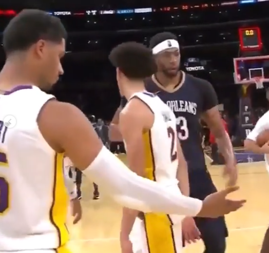 哈特发布自己与自己击掌的视频来迎接国际击掌日