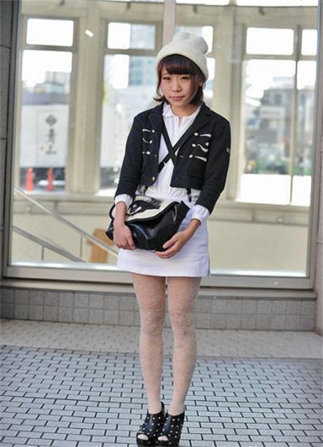 街拍东京:大街上的日本女生,时尚外套,修身打底裤,个性十足