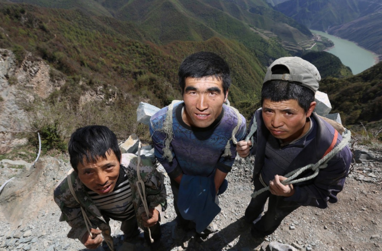 男子每天背80斤石头走悬崖,最窄处只有20厘米,步步惊心