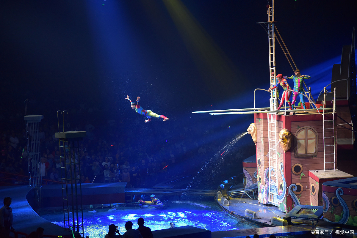 灯光闪烁,才艺璀璨:夜游广州长隆大马戏,领略马戏之美