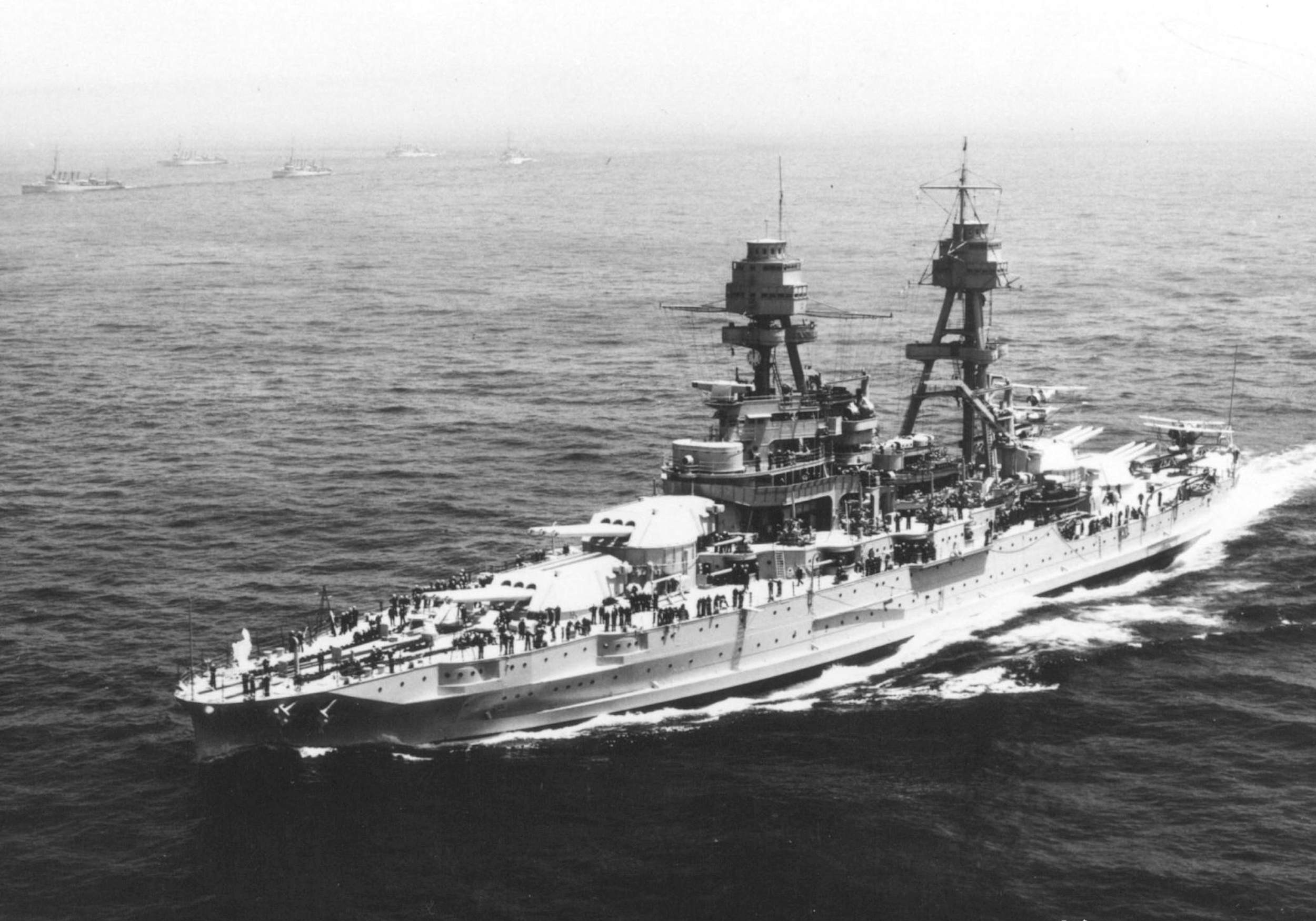 亚利桑那号被摧毁,舰上共有1177人丧生,占珍珠港总死亡人数的一半.